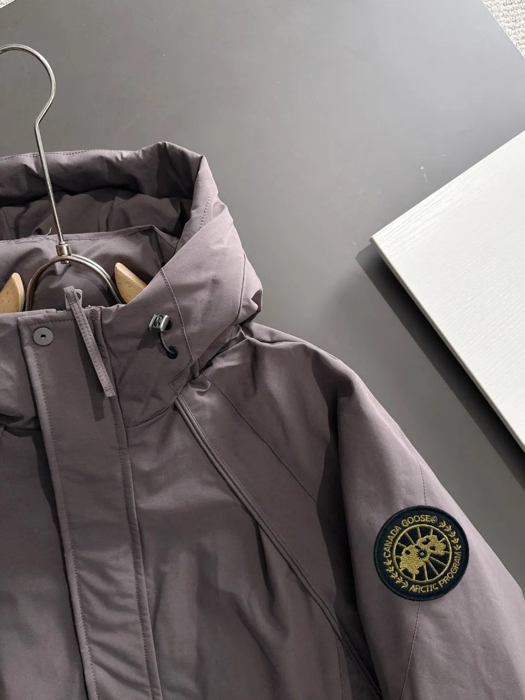Two-day delivery time P960 Big Goose 🔥🔥 High-end customization 2025 winter official website's latest popular down jacket. Original custom-made hardware accessories for customers, all imported and original customization. Welcome to compare at the counter. Absolutely high quality. Use top-grade 90 white goose down. Super soft. Filled with fluffy and full feathers. Super heavy work. Fabric workmanship is excellent. The version is super perfect. Note⚠The fabric is super comfortable. Exclusive model. High-end quality. A must-have warm and protective artifact in winter. Size: M-3XL